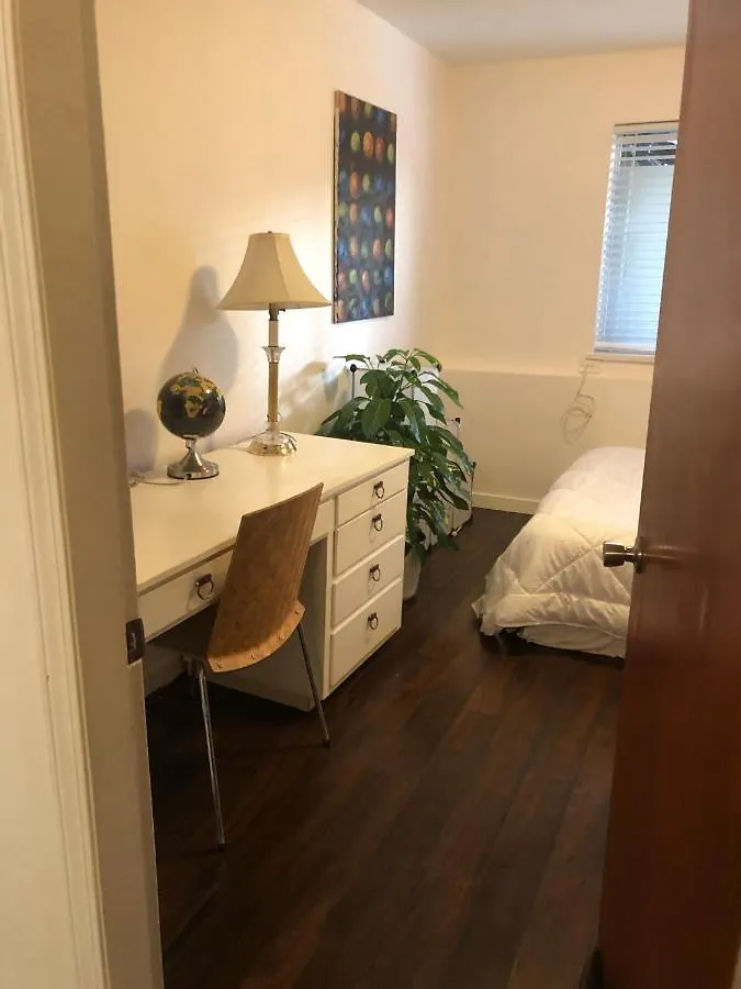 Quiet-Comfy 3 Bedroom Home On A Tree Lined Street In Kits Vancouver 0*,  Kanada