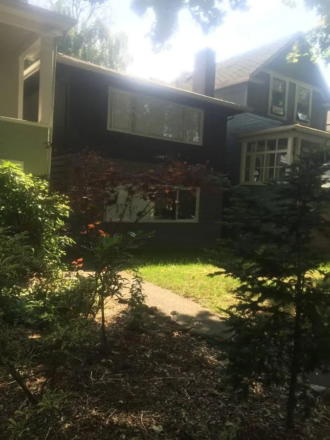 Ferienhaus Quiet-Comfy 3 Bedroom Home On A Tree Lined Street In Kits Vancouver