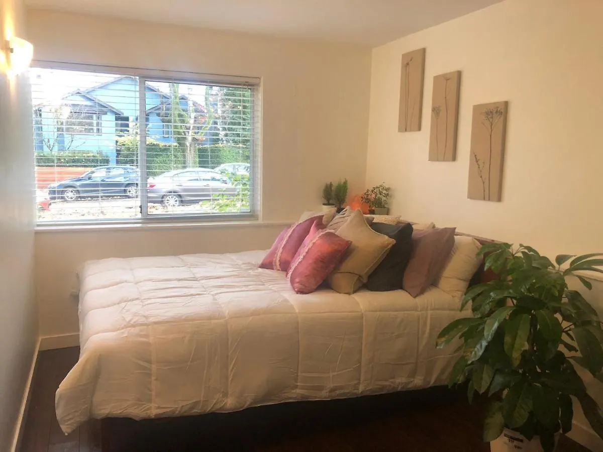 Quiet-Comfy 3 Bedroom Home On A Tree Lined Street In Kits Vancouver 0*,  Kanada